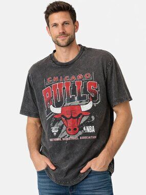 NBA Men's Black Vintage Wash Chicago Bulls Graphic Tee - Size Large - NWT